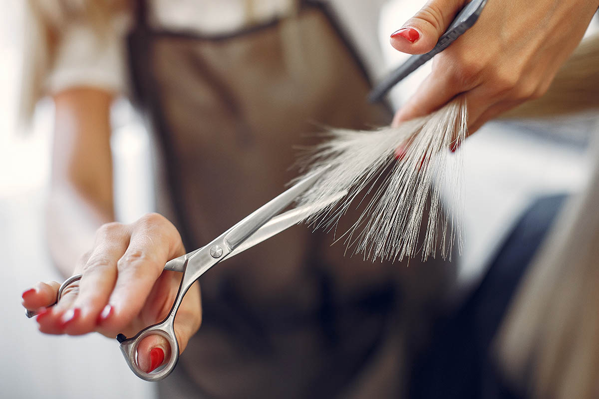 Crea con il tuo parrucchiere una routine periodica da rispettare: in questo modo puoi monitorare lo stato di salute dei tuoi capelli; inoltre i tagli e/o i trattamenti periodici doneranno loro grande bellezza e giovamento!