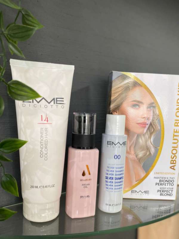 Absolute Blond Kit: tre alleati per la bellezza dei tuoi capelli biondi, per un biondo sempre perfetto, giorno dopo giorno.